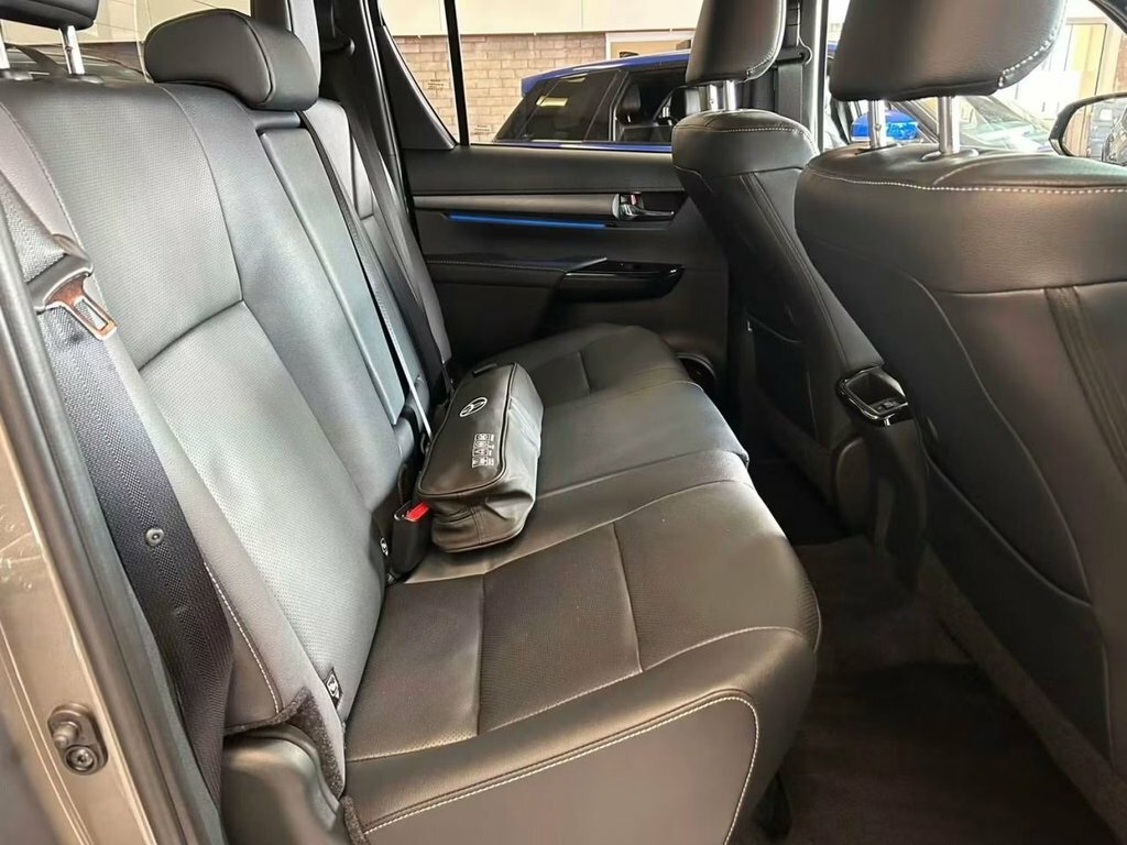 Toyota HILUX 2.8L Invincible X Black #23