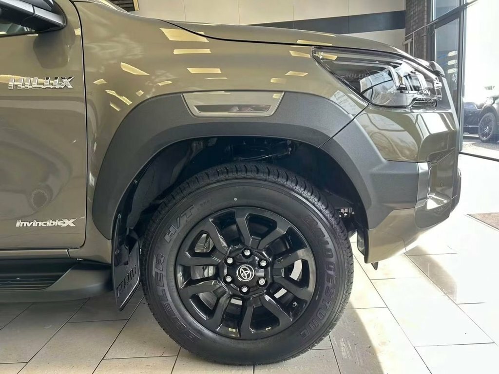 Toyota HILUX 2.8L Invincible X Black #9