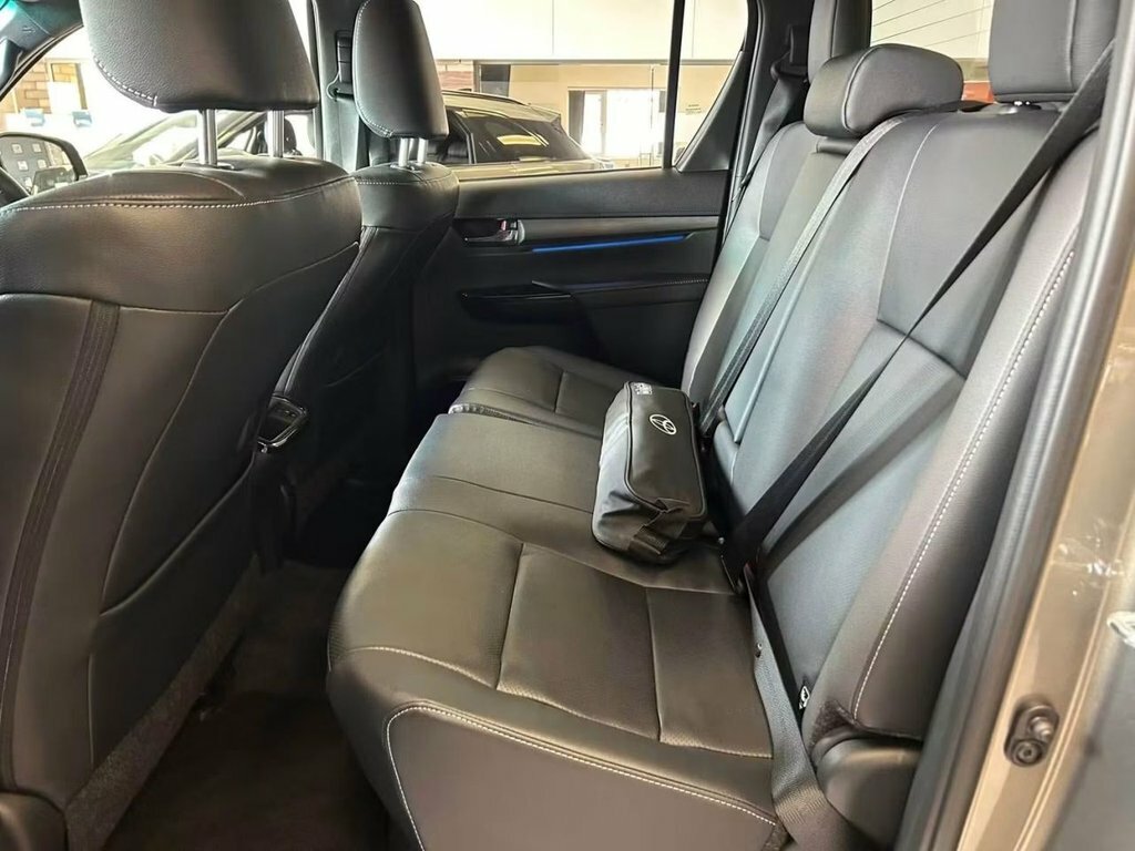 Toyota HILUX 2.8L Invincible X Black #25
