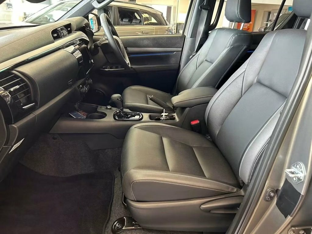 Toyota HILUX 2.8L Invincible X Black #26