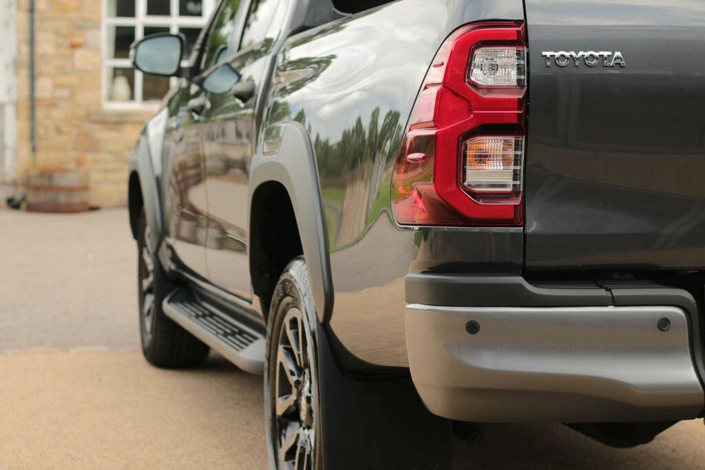Toyota HILUX D-4d Invincible X Brown #24