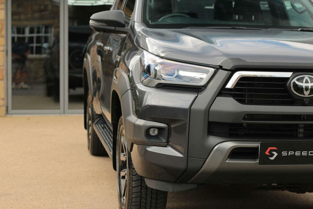 Toyota HILUX D-4d Invincible X Brown #16
