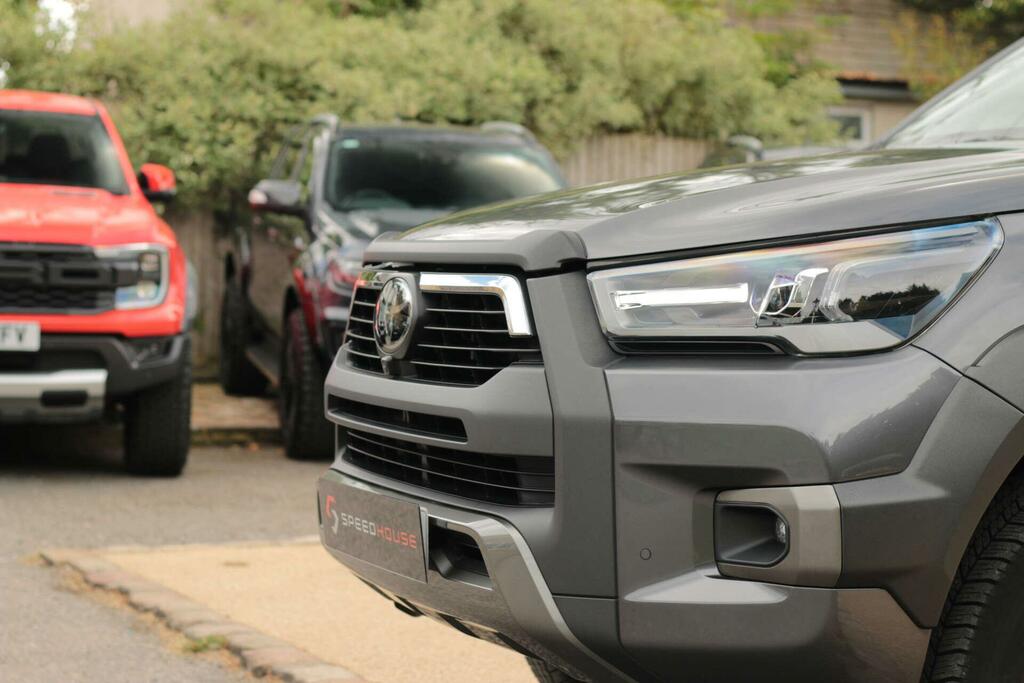Toyota HILUX D-4d Invincible X Brown #18