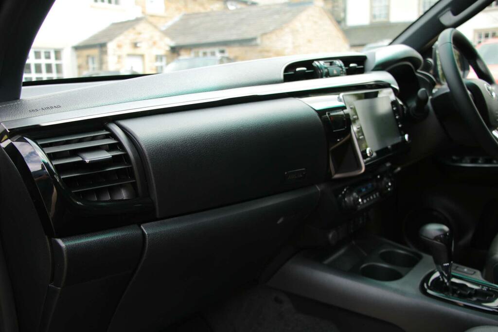 Toyota HILUX D-4d Invincible X Brown #31