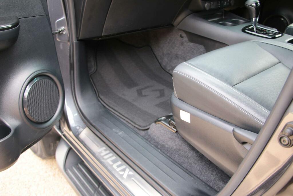 Toyota HILUX D-4d Invincible X Brown #29