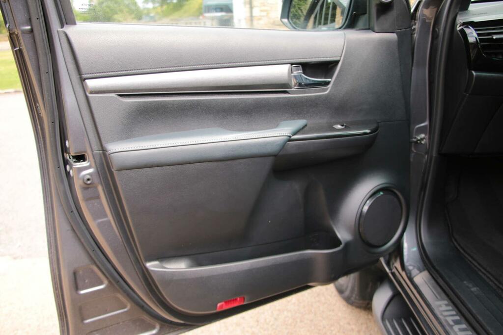 Toyota HILUX D-4d Invincible X Brown #30