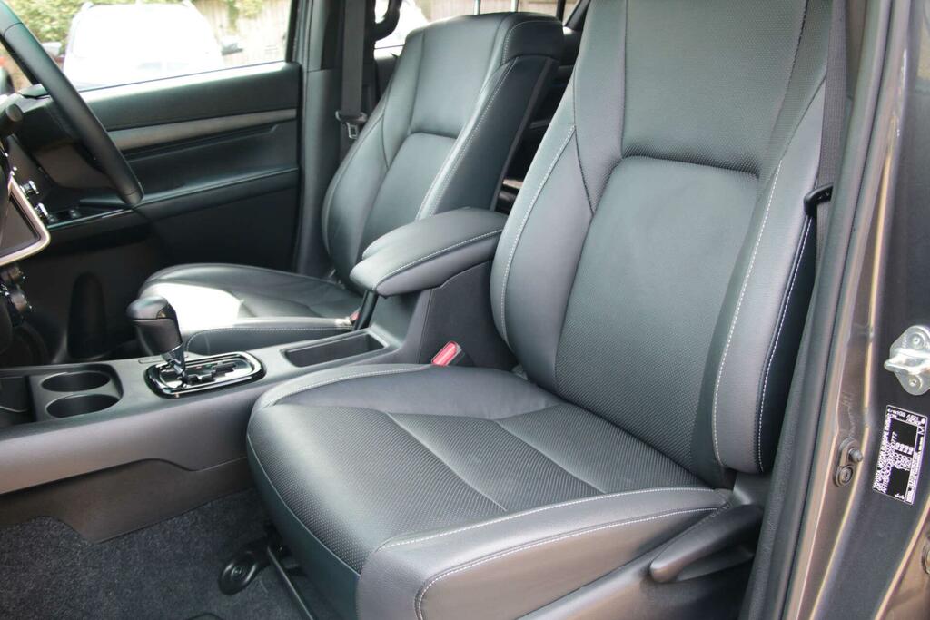 Toyota HILUX D-4d Invincible X Brown #11