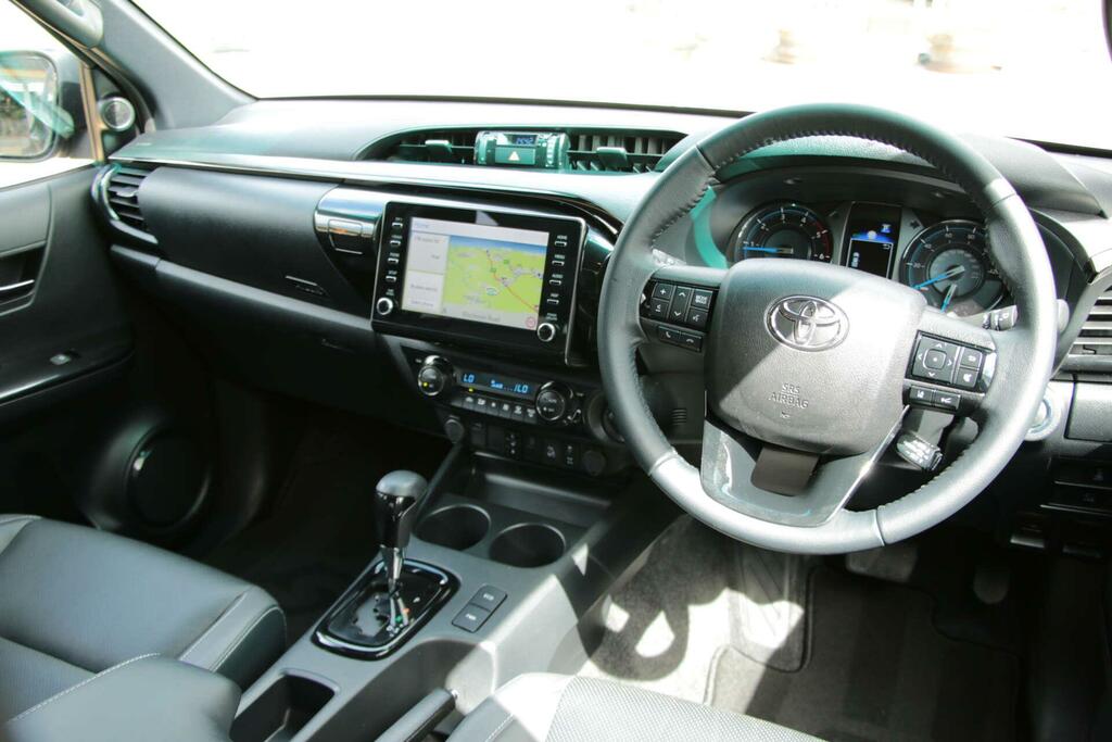 Toyota HILUX D-4d Invincible X Brown #10