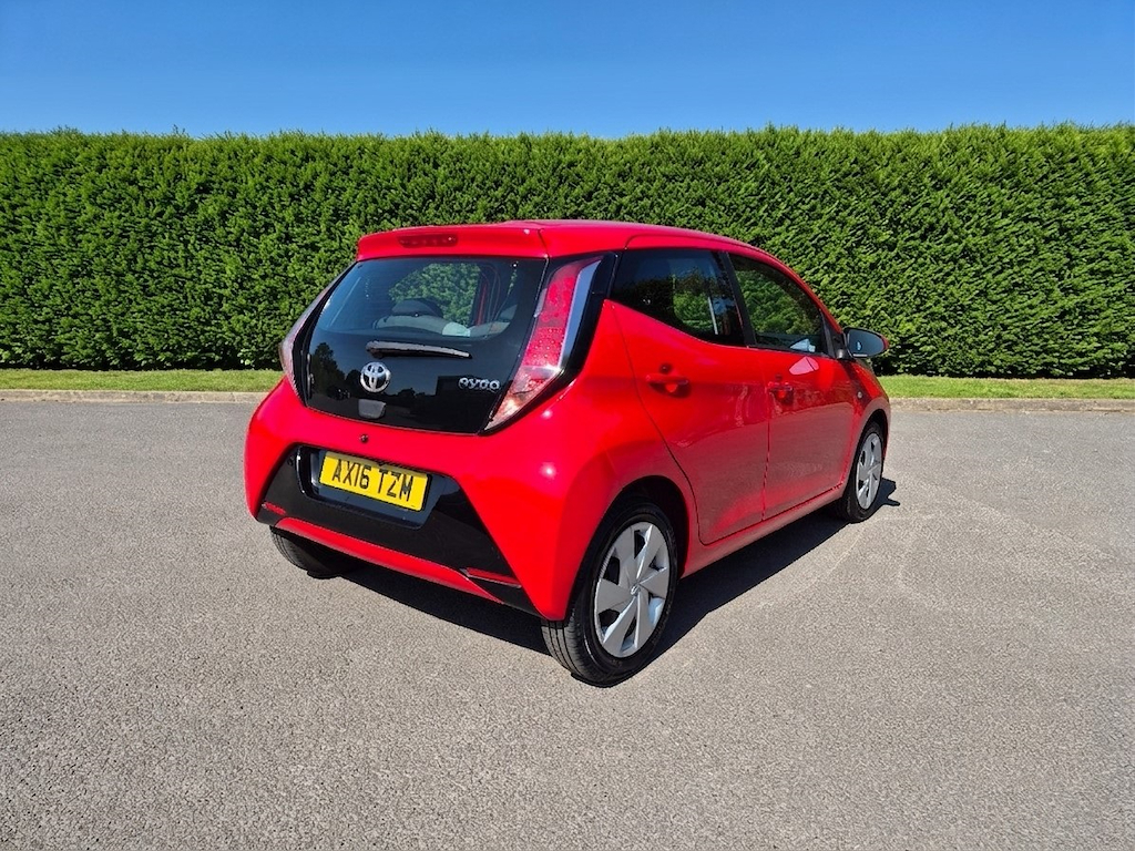 Toyota Aygo 1.0 Vvt-i X-play X-shift Motorhome Towca AX16TZM Red #2