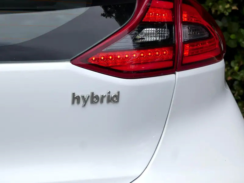 Hyundai Ioniq 1.6 H-gdi Premium Dct Euro 6 Ss YP19YHD White #5