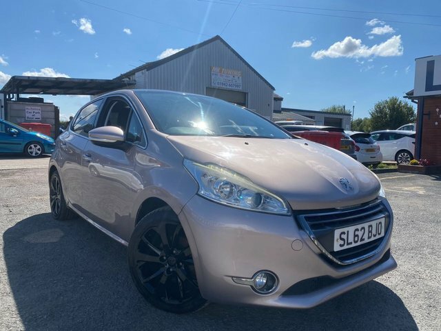 Peugeot 208 Vti Feline Hatchback Pink