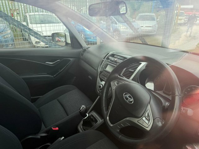 Hyundai Ix20 Active Hatchback White #3