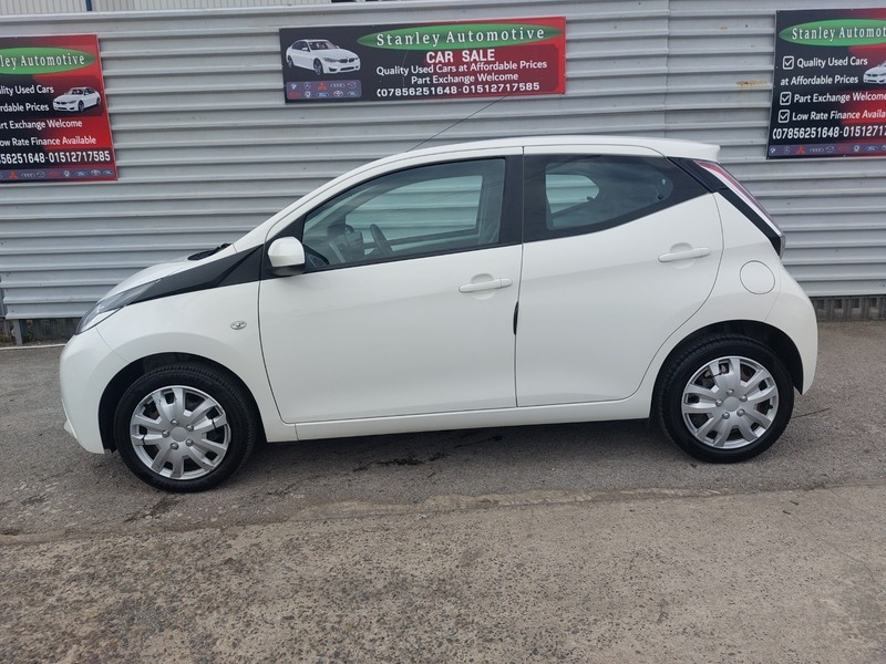 Toyota Aygo Vvt-i X-play White #4