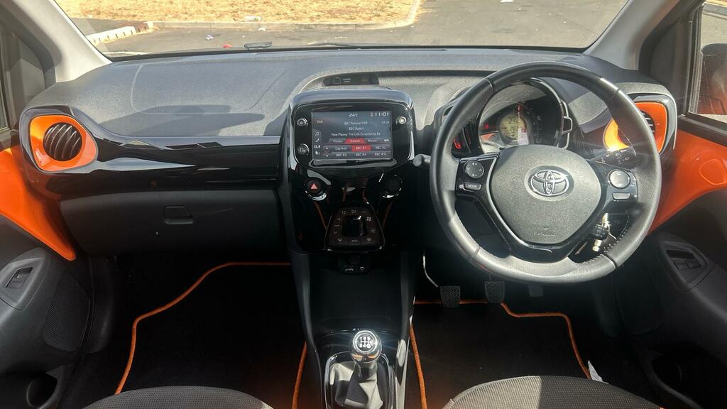 Toyota Aygo 1.0 Vvt-i X-cite Euro 6 VN69LGO Orange #4