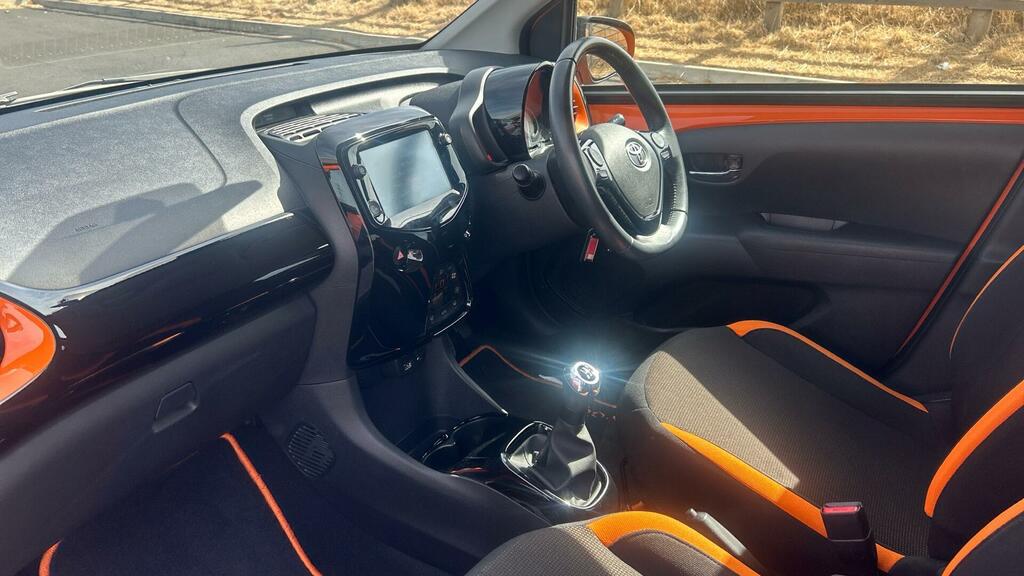 Toyota Aygo 1.0 Vvt-i X-cite Euro 6 VN69LGO Orange #2