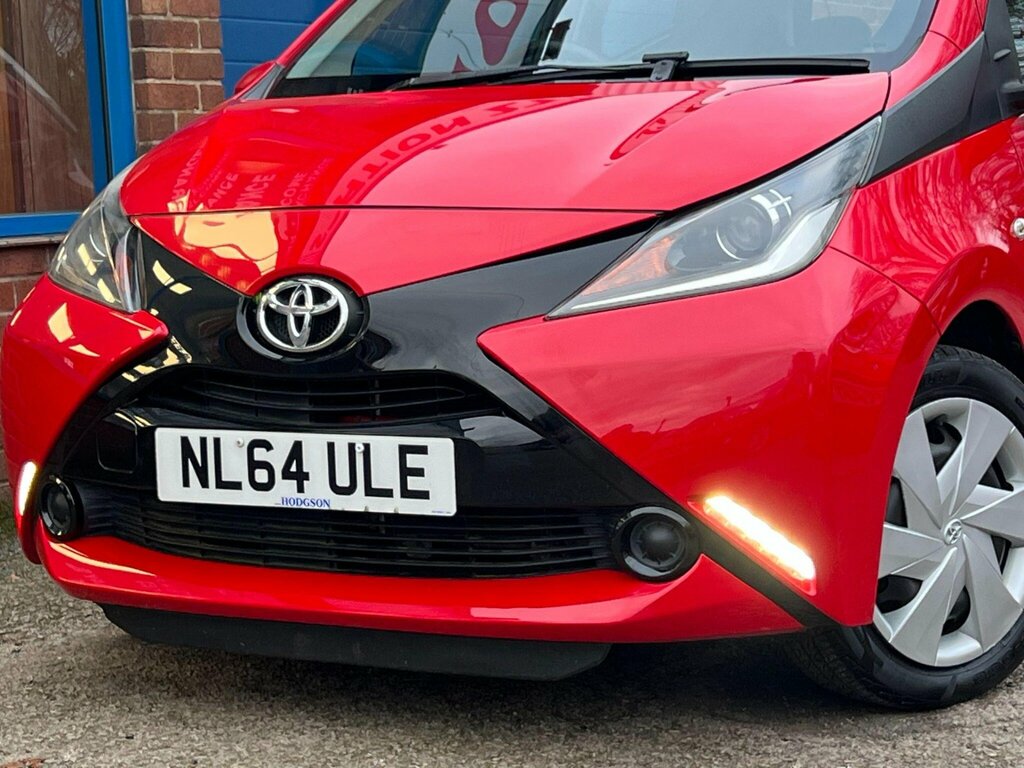 Toyota Aygo 1.0 Vvt-i X-play 69 Bhp Red #25