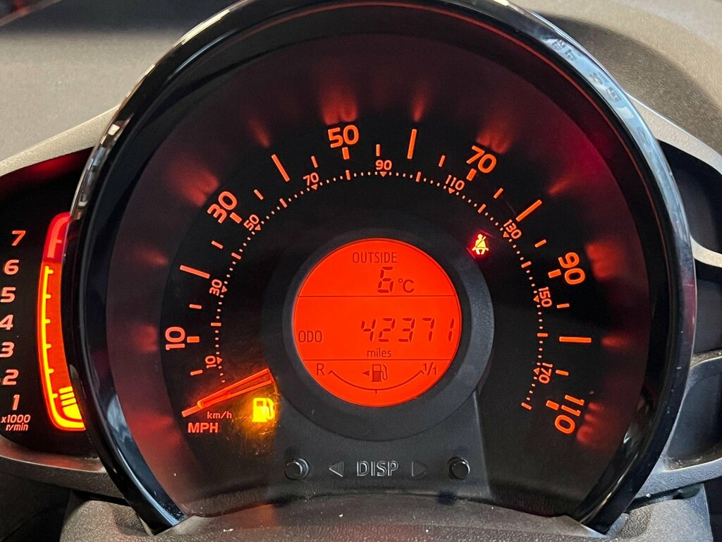 Toyota Aygo 1.0 Vvt-i X-play 69 Bhp Red #20