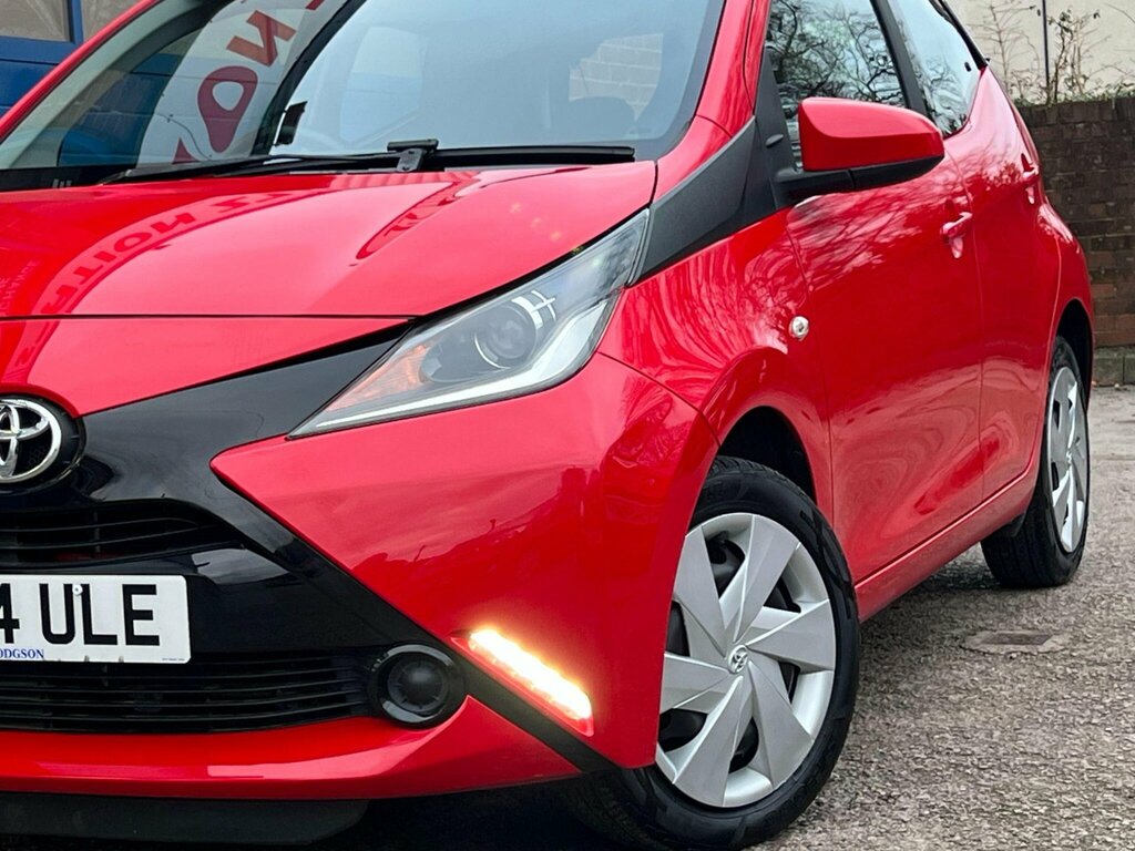 Toyota Aygo 1.0 Vvt-i X-play 69 Bhp Red #8