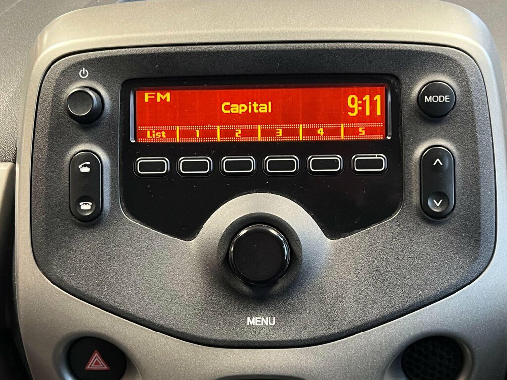 Toyota Aygo 1.0 Vvt-i X-play 69 Bhp Red #19