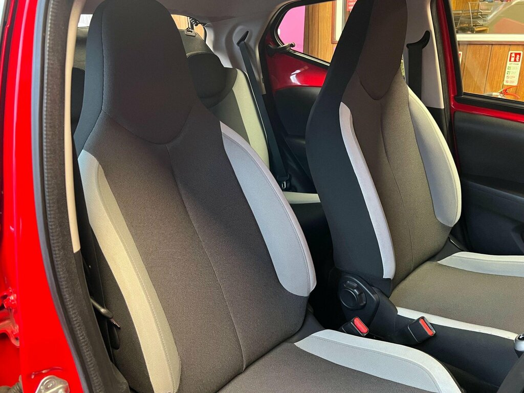 Toyota Aygo 1.0 Vvt-i X-play 69 Bhp Red #13