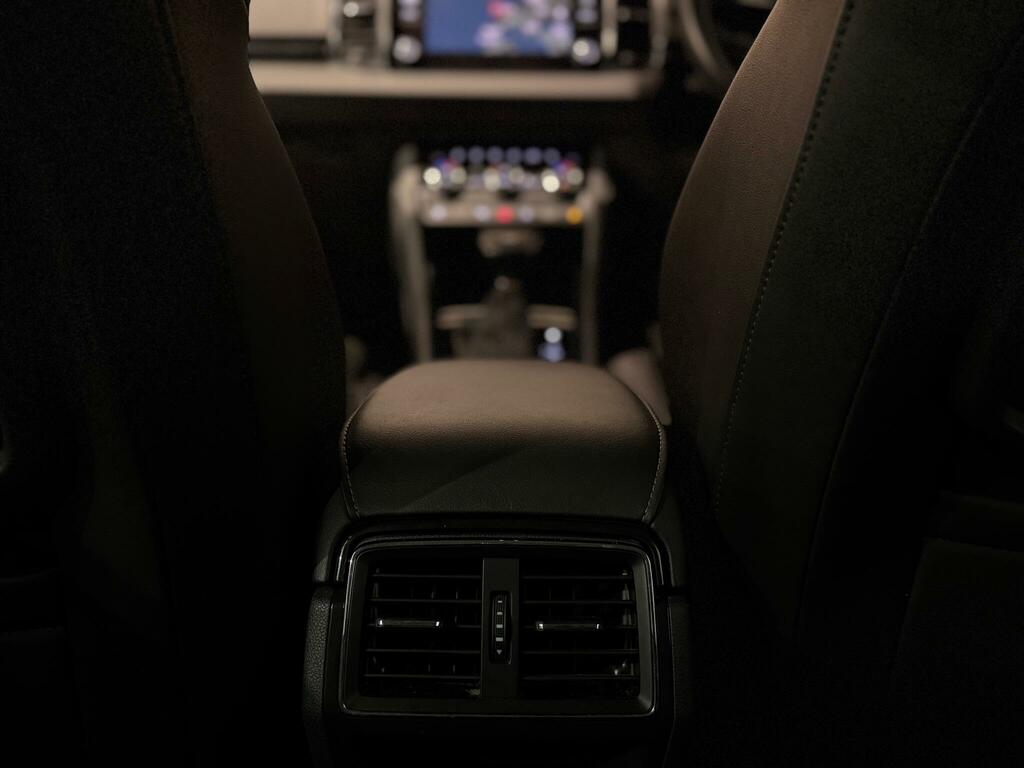 Skoda Karoq Suv 2.0Tdi 150Ps Scr 4X4 Sportline Black #32