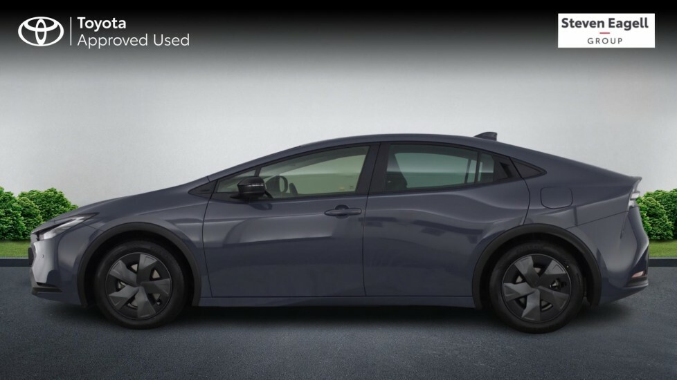 Toyota Prius Saloon White #17