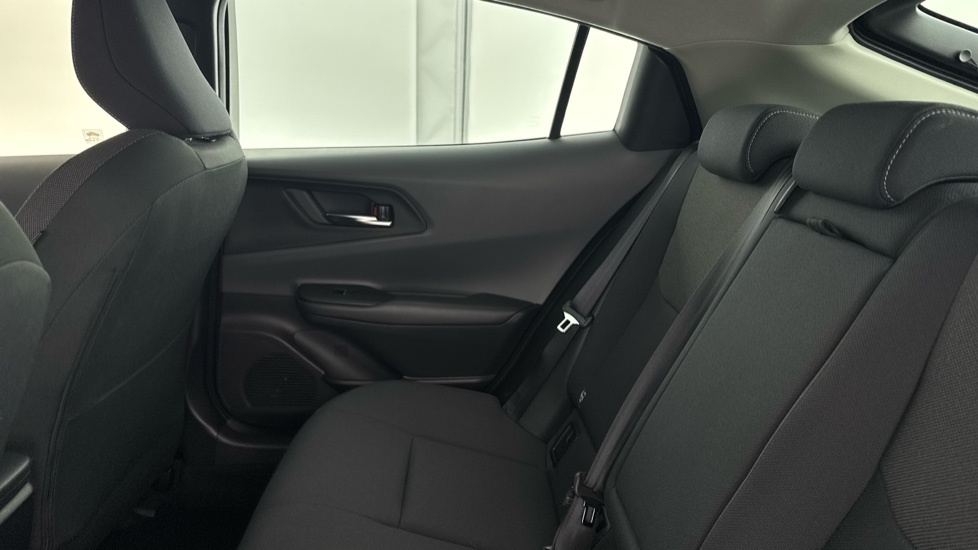 Toyota Prius Saloon White #13