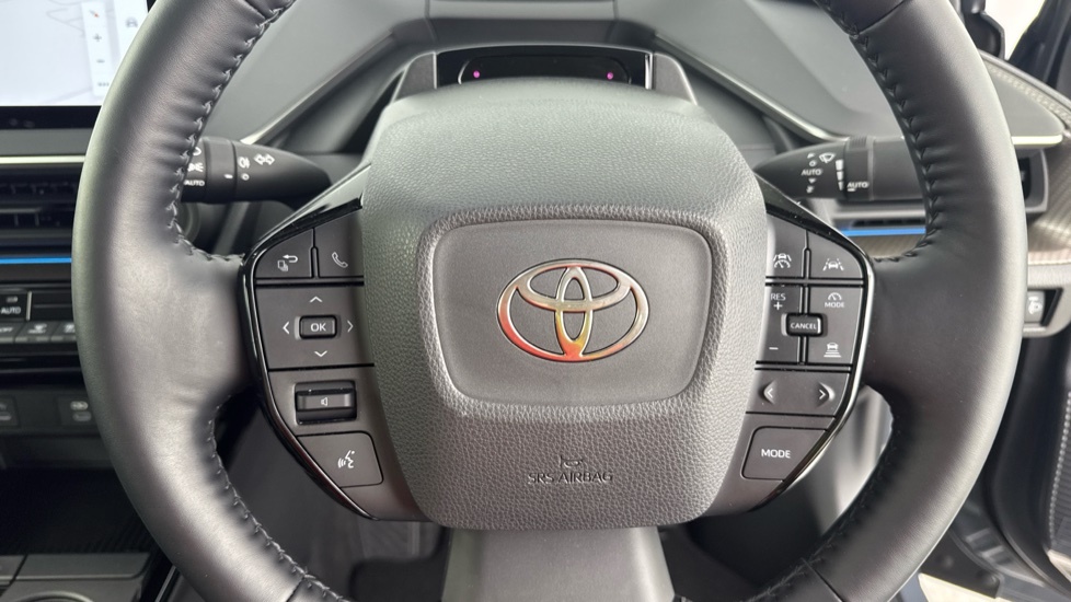 Toyota Prius Saloon White #8