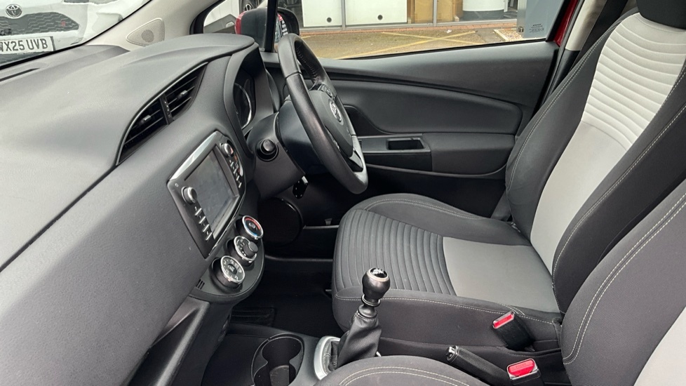 Toyota Yaris 1.5 Vvt-i Design Euro 6 Red #5