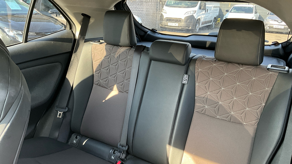 Toyota Yaris Cross Dynamic White #38