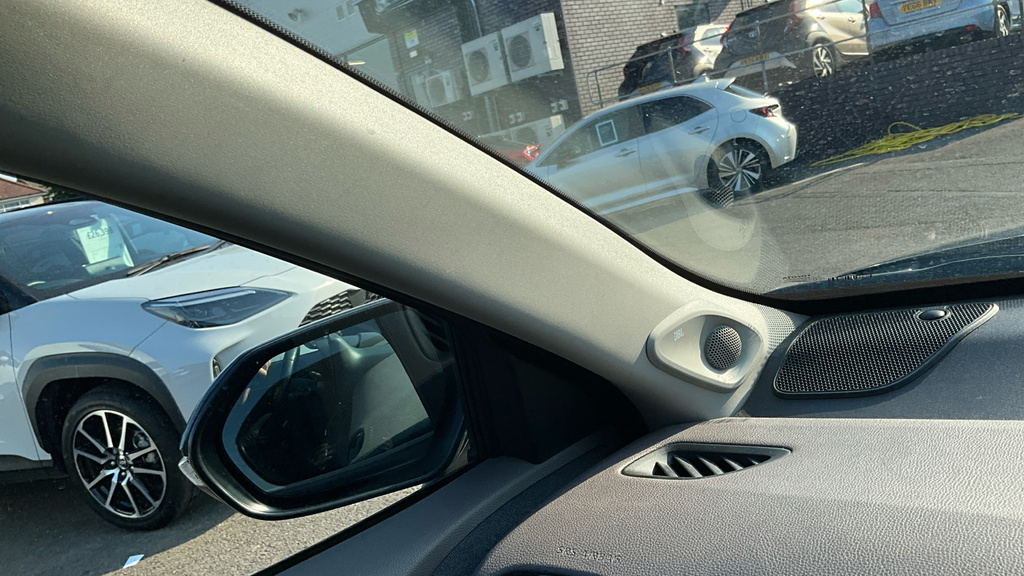 Toyota Yaris Cross Dynamic White #35