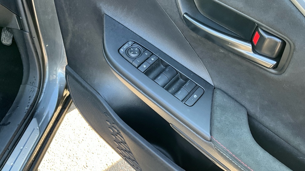 Toyota C-Hr Design White #31