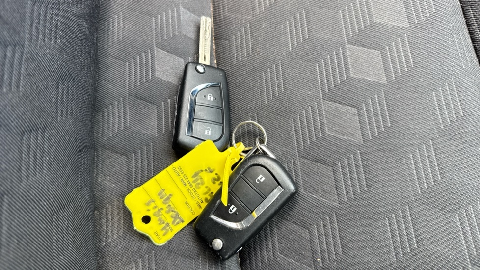 Toyota Yaris 1.5 Vvt-h Excel E-cvt Silver #28