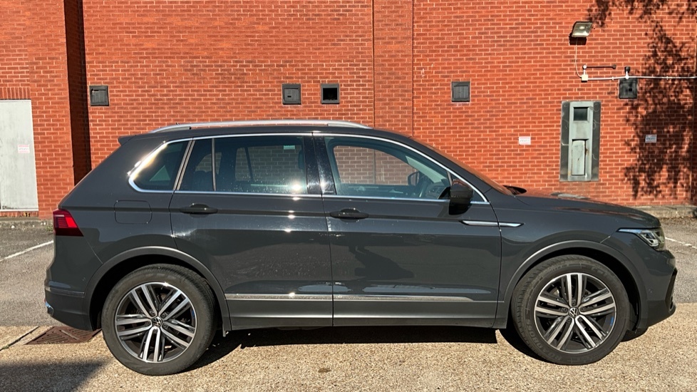 Volkswagen Tiguan Elegance Red #23