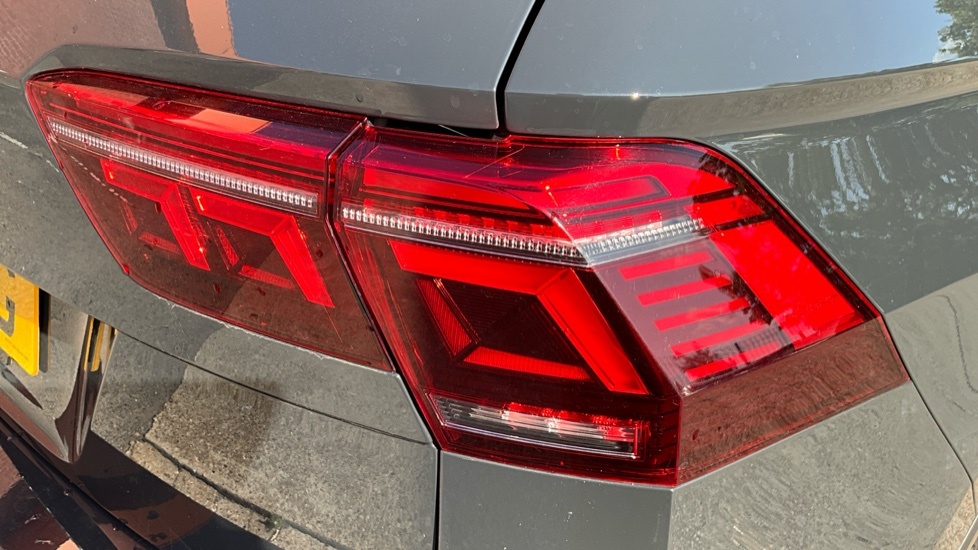 Volkswagen Tiguan Elegance Red #21
