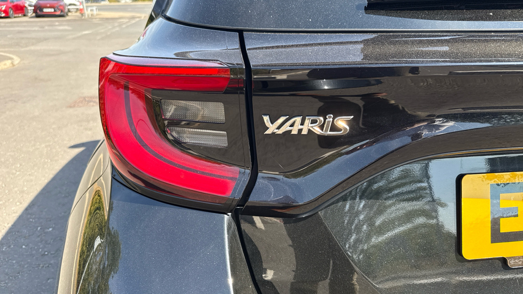 Toyota Yaris Hatchback 1.33 Red #21