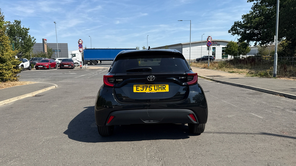 Toyota Yaris Hatchback 1.33 Red #26