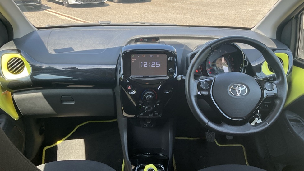 Toyota Aygo 1.0 Vvt-i X-cite 3 Yellow Bi-tone X-shift Euro 6 5 Yellow #6