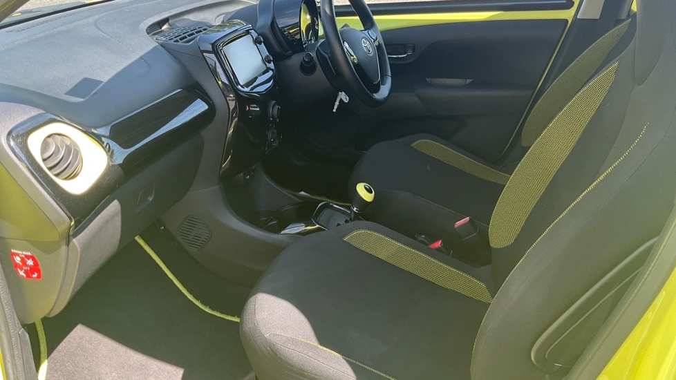 Toyota Aygo 1.0 Vvt-i X-cite 3 Yellow Bi-tone X-shift Euro 6 5 Yellow #5