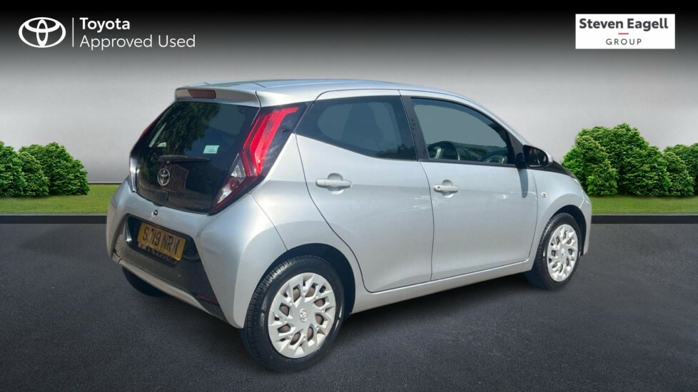 Toyota Aygo 1.0 Vvt-i X-play Euro 6 SJ19NRW Silver #2