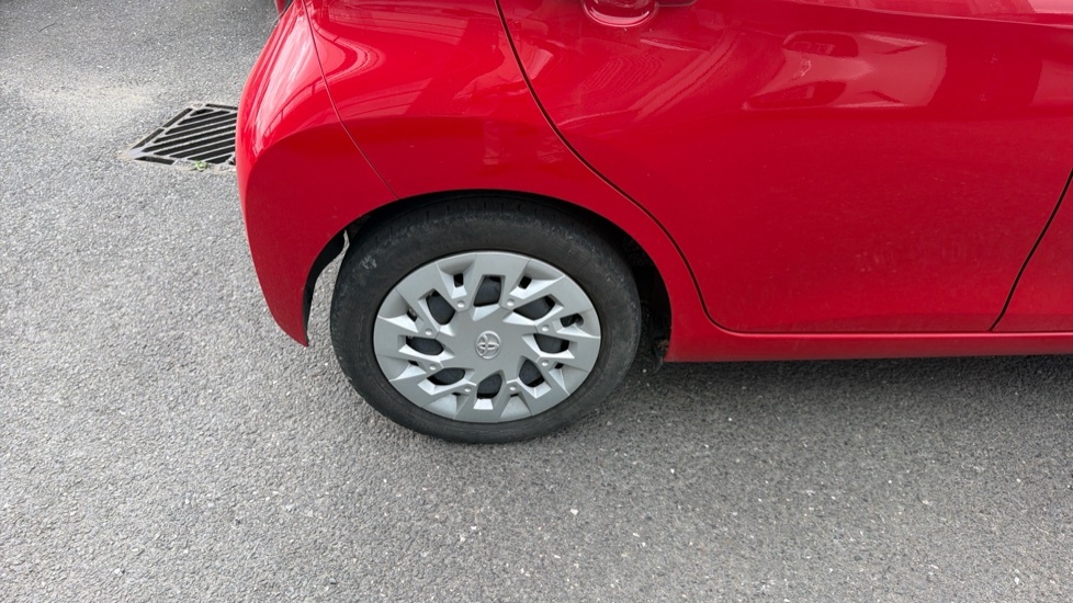 Toyota Aygo Hatchback Vvt-i X-play X-shift Red #31
