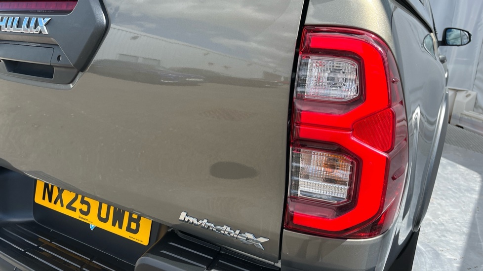 Toyota HILUX Invincible Dcab Pick Up 2.4 D-4d Black #21