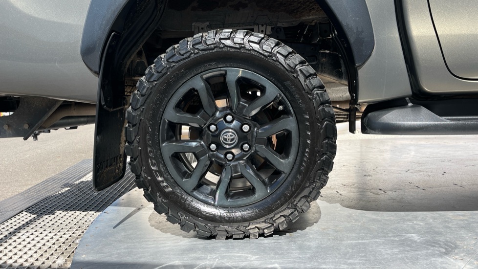 Toyota HILUX Invincible Dcab Pick Up 2.4 D-4d Black #25