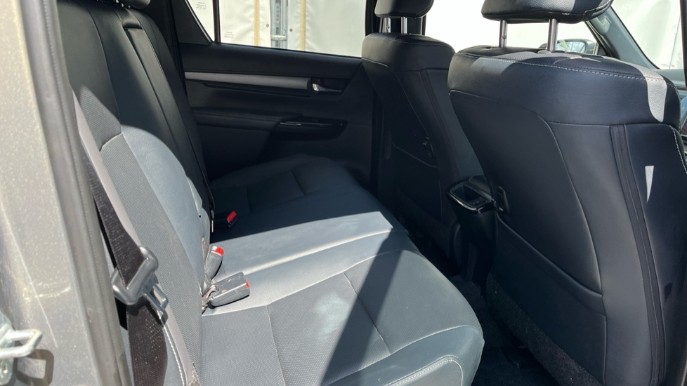 Toyota HILUX Invincible Dcab Pick Up 2.4 D-4d Black #8