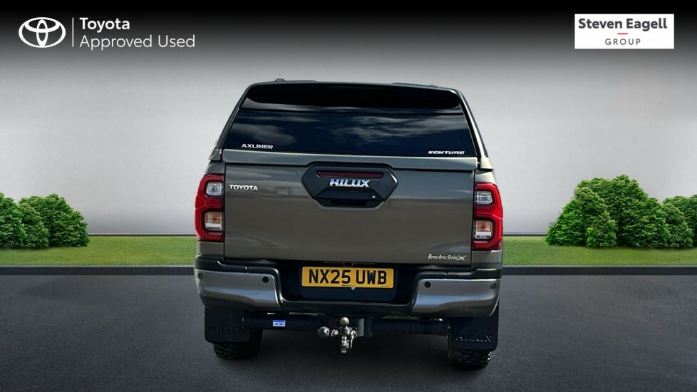Toyota HILUX Invincible Dcab Pick Up 2.4 D-4d Black #26