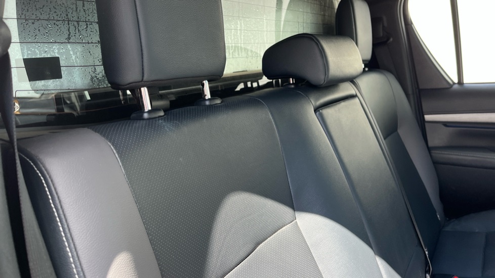Toyota HILUX Invincible Dcab Pick Up 2.4 D-4d Black #18