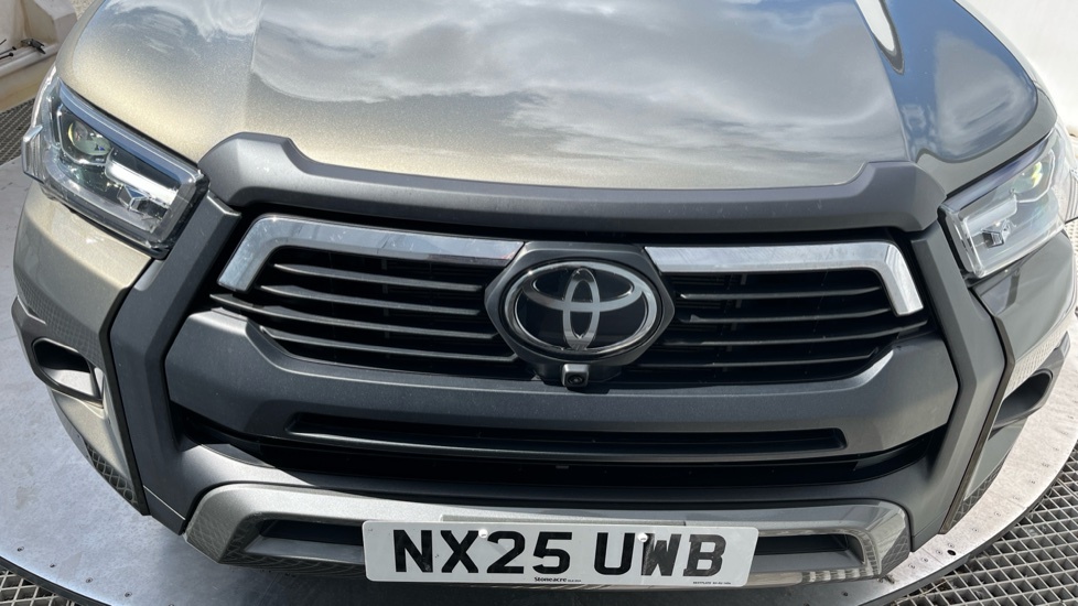 Toyota HILUX Invincible Dcab Pick Up 2.4 D-4d Black #20