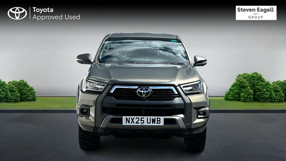 Toyota HILUX Invincible Dcab Pick Up 2.4 D-4d Black #22