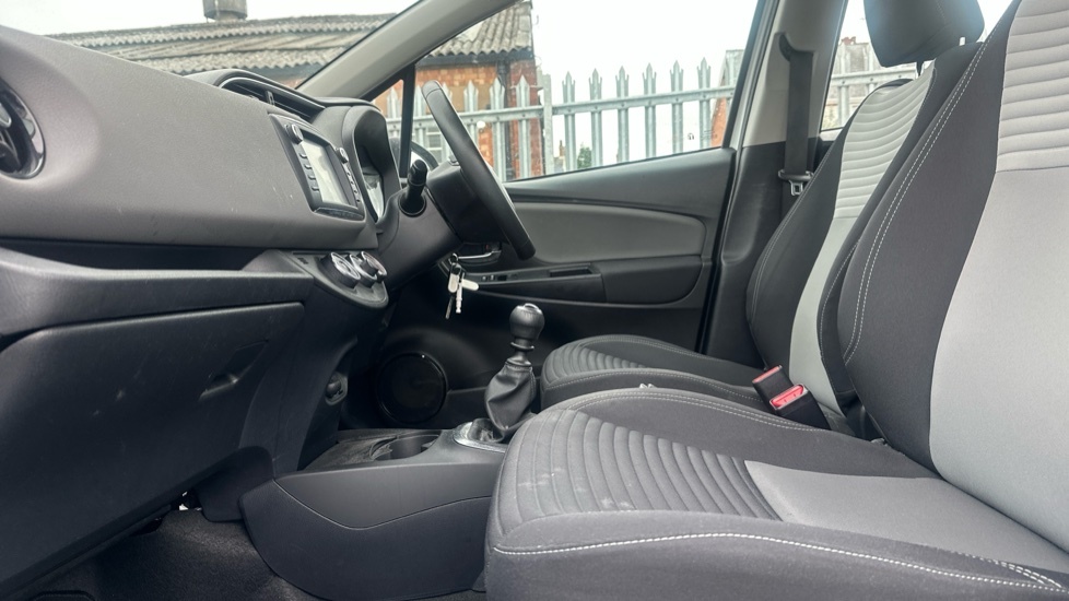 Toyota Yaris 1.5 Vvt-i Icon Euro 6 White #5