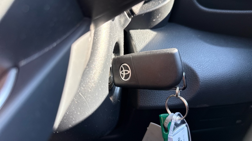 Toyota Yaris Yaris Icon Hev Cvt Brown #16